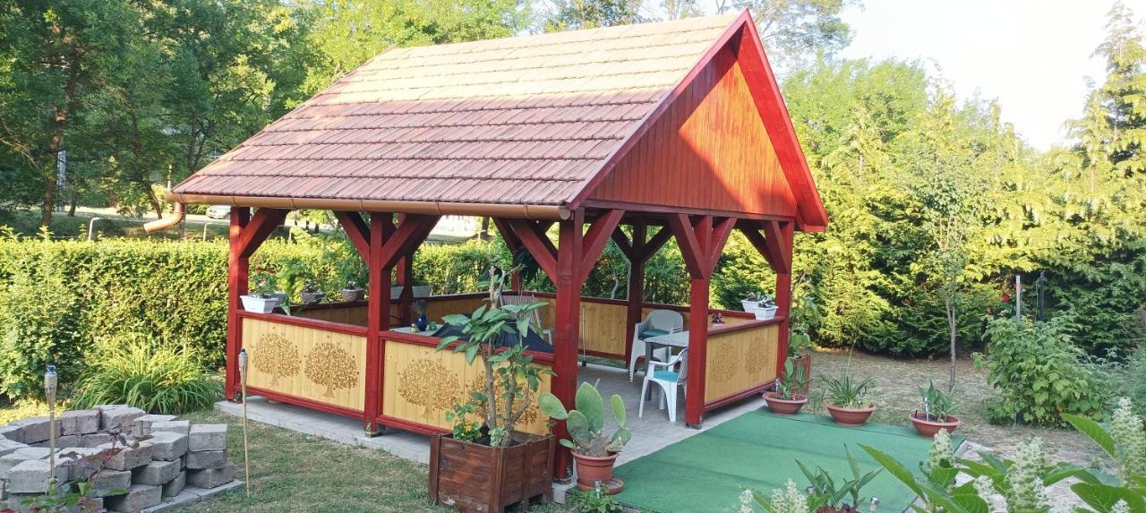 Parva Foresta Apartment Miskolc Ngoại thất bức ảnh